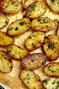 תפוחי אדמה בתנור עם רוטב מושלם