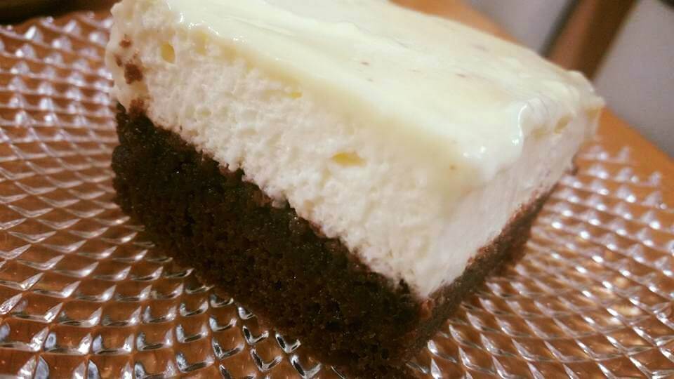 עוגה בציפוי שוקולד לבן