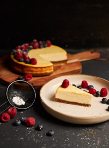 עוגת גבינה אפויה עם תחתית ביסקוויטים - יאמי כמה שזה טעים!